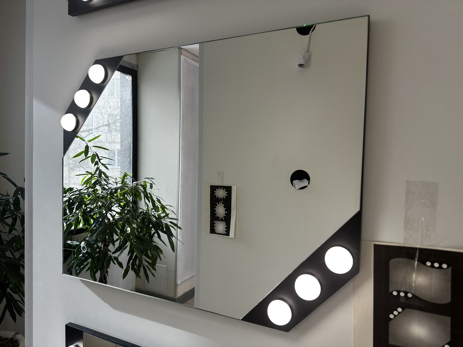 MZF-10251 ГРИМЕРНОЕ ЗЕРКАЛО, Silver (серебро), ПК, лампочки полусфера, фигура, кнопка, 600х600